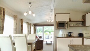 Casa móvil (Cedar Lake 37) | Cocina privada | Microondas, horno, placa de cocina y hervidor eléctrico