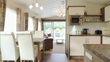 Mobile Home (Cedar Lake 37) | Cuisine privée | Micro-ondes, four, plaque de cuisson, bouilloire électrique