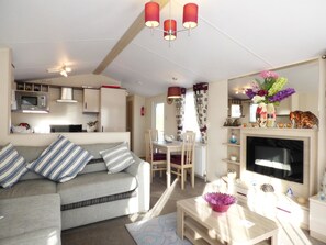 Mobile Home (Morningside 33) | Living area | Flat-screen TV - Caravan Hire at Southview Leisure Park (Skegness)