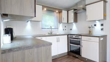 Mobil Karavan (Cedar Lake 37) | Dapur pribadi | Microwave, oven, kompor, dan ketel listrik