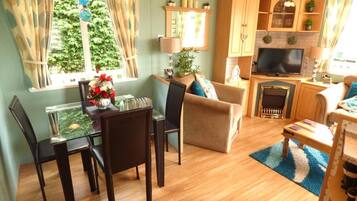 Mobile Home (Maple Lake 157) | In-room dining