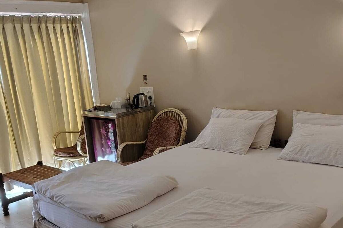 Deluxe driepersoonskamer | Pillowtop-bedden, een gratis minibar, verduisterende gordijnen