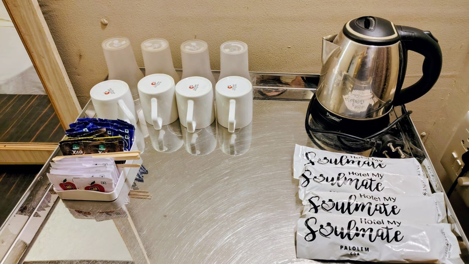 Un comptoir de cuisine avec une machine à café, des tasses et des aliments emballés.