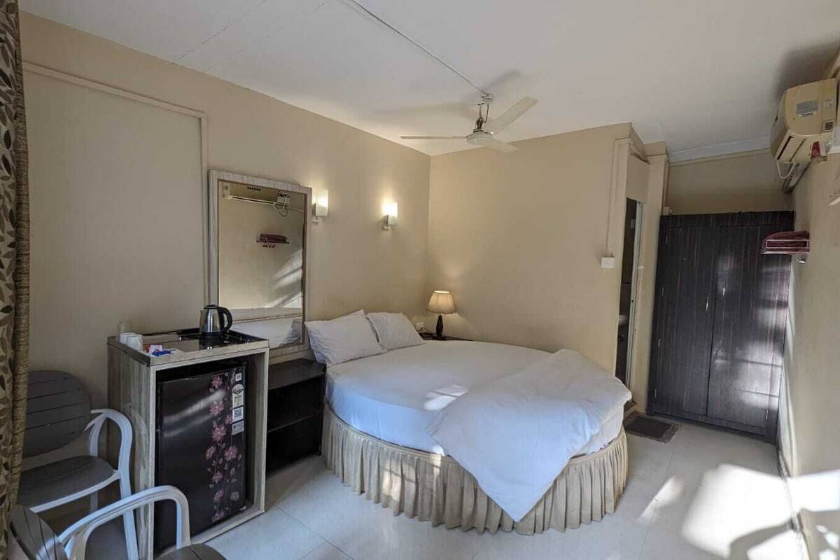 Romantic Circular Room | Pillowtop-bedden, een gratis minibar, verduisterende gordijnen