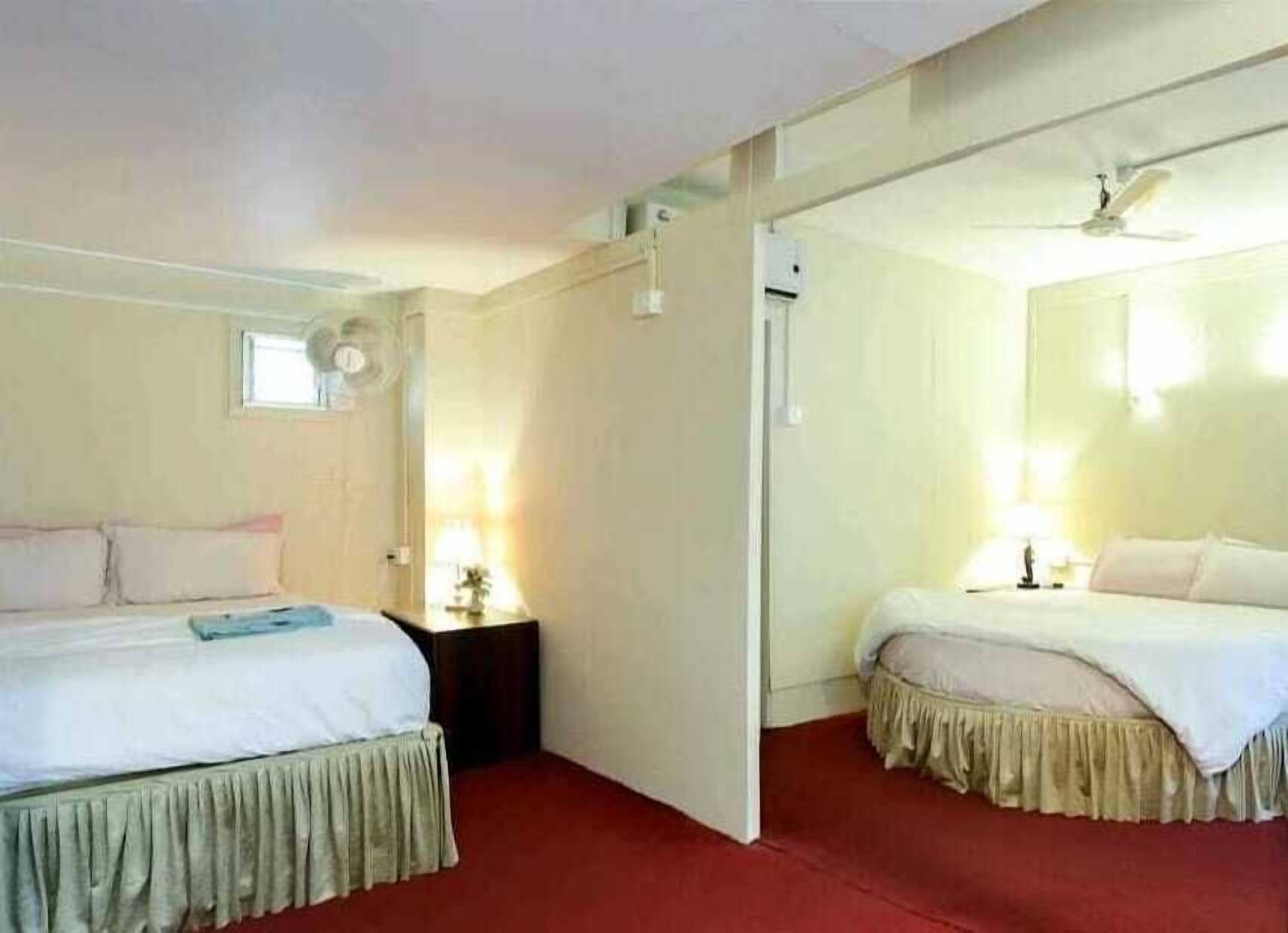 Lit avec matelas à plateau-coussin, articles de minibar gratuits