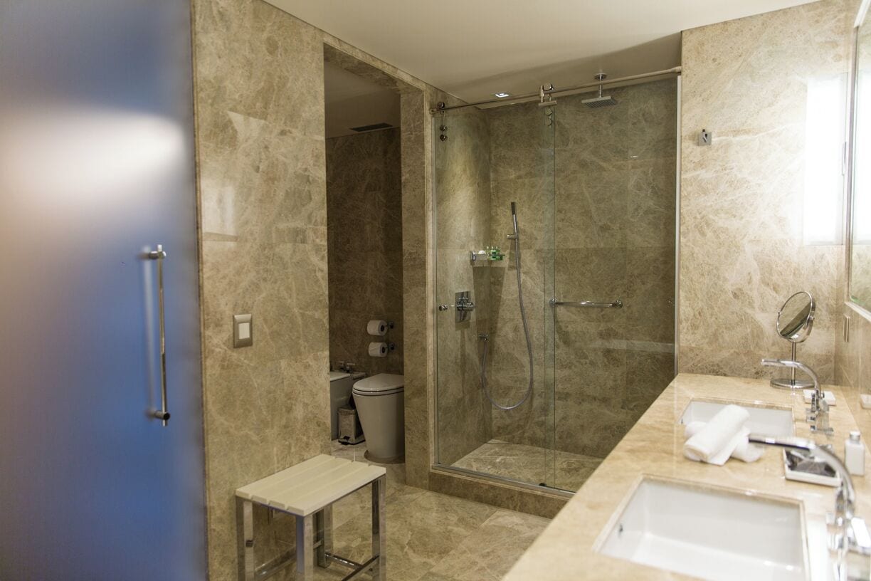 Une salle de bain moderne avec une douche à parois de verre, un lavabo et des toilettes.