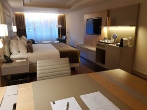 Deluxe Suite, 1 Double Bed, Accessible, Park View | City view