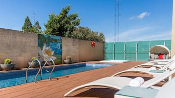 Outdoor pool, open 9:00 AM to 9:00 PM, pool loungers, lifeguards on site