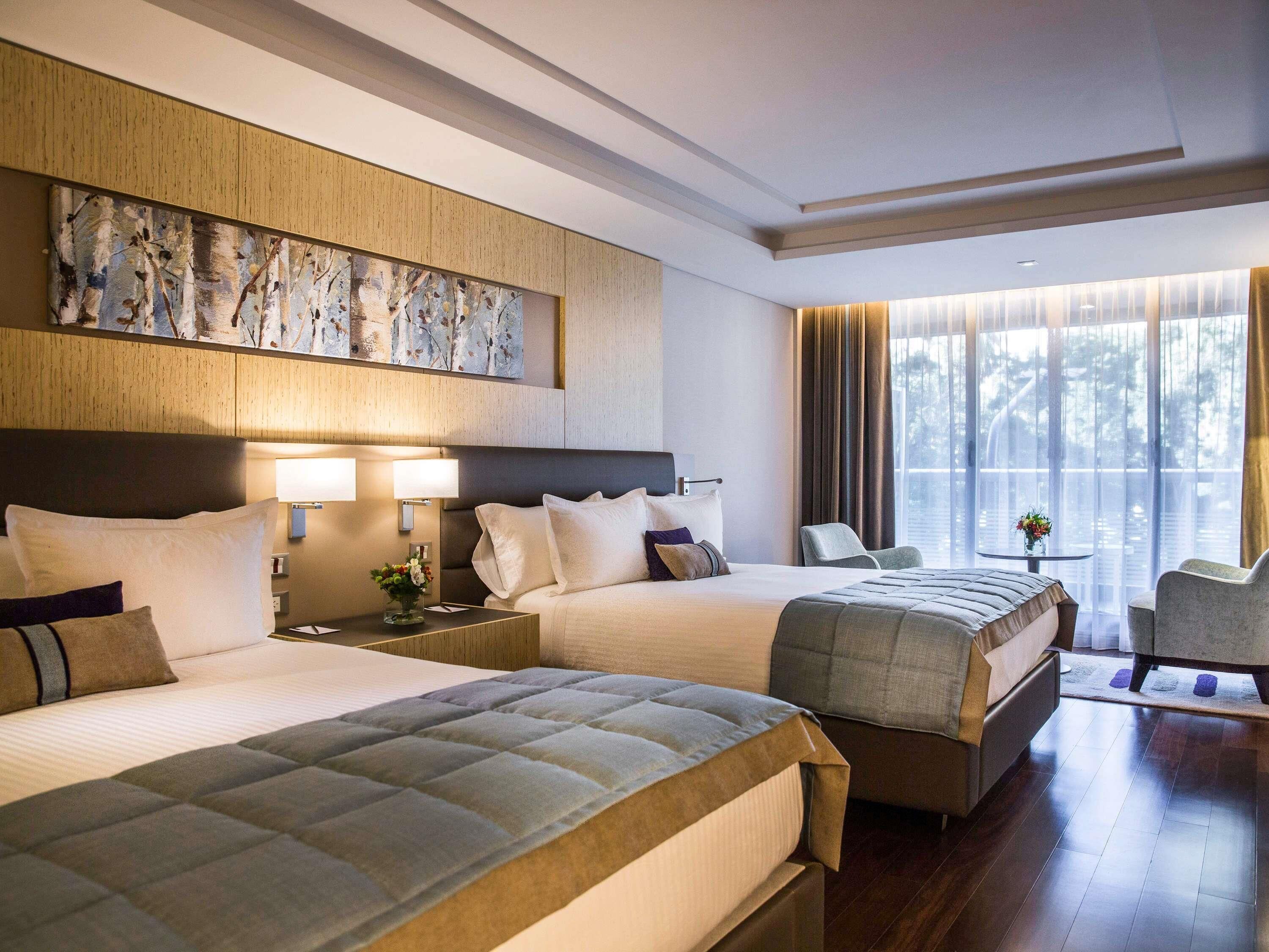 Suite Deluxe, 2 camas dobles, balcón | Sábanas de algodón egipcio y ropa de cama de alta calidad