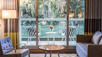 Una sala de estar moderna con un sofá, un sillón y una mesa redonda de centro.