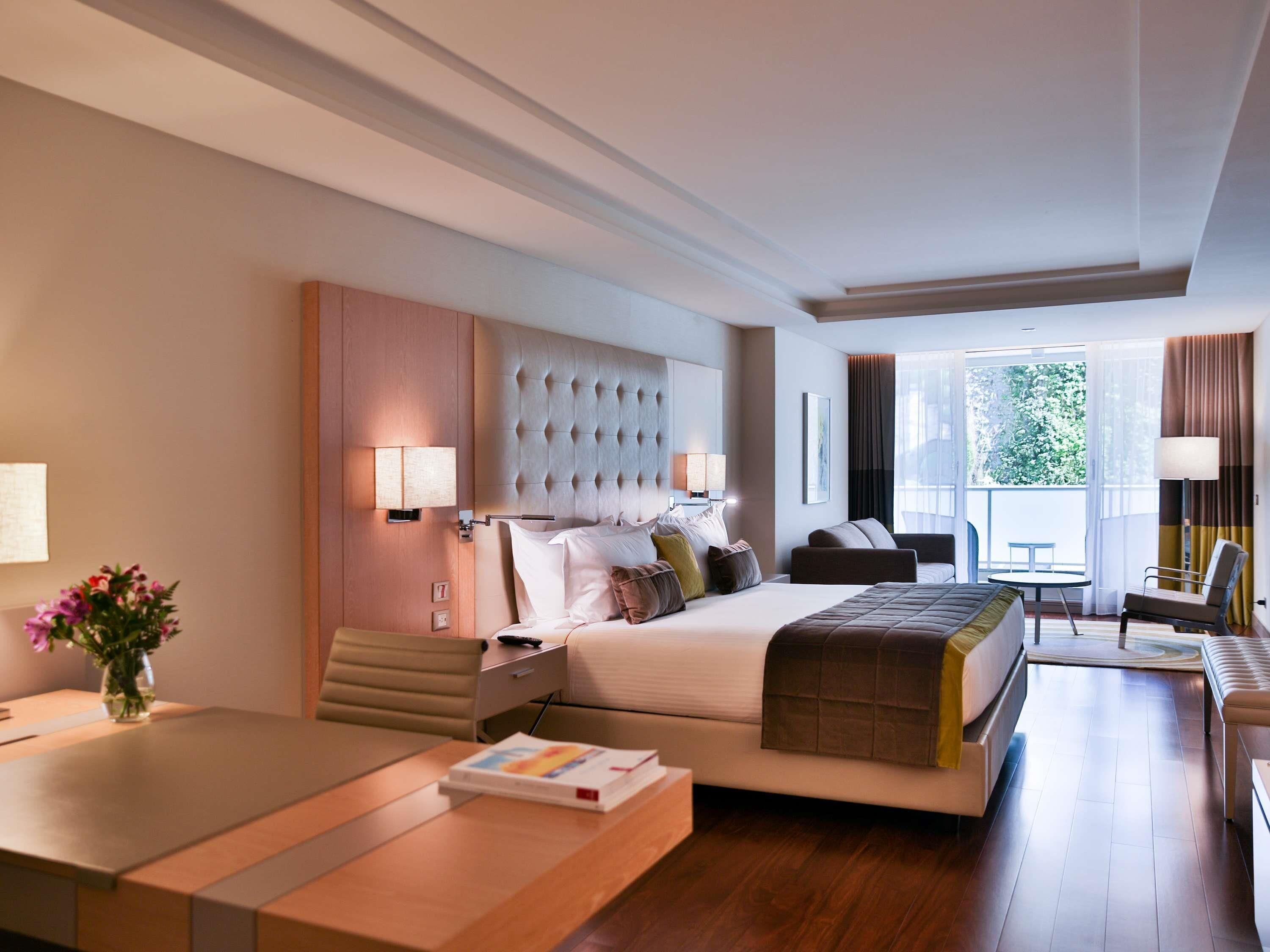 行政客房, 1 张特大床和 1 张沙发床, 阳台 | 城市景观