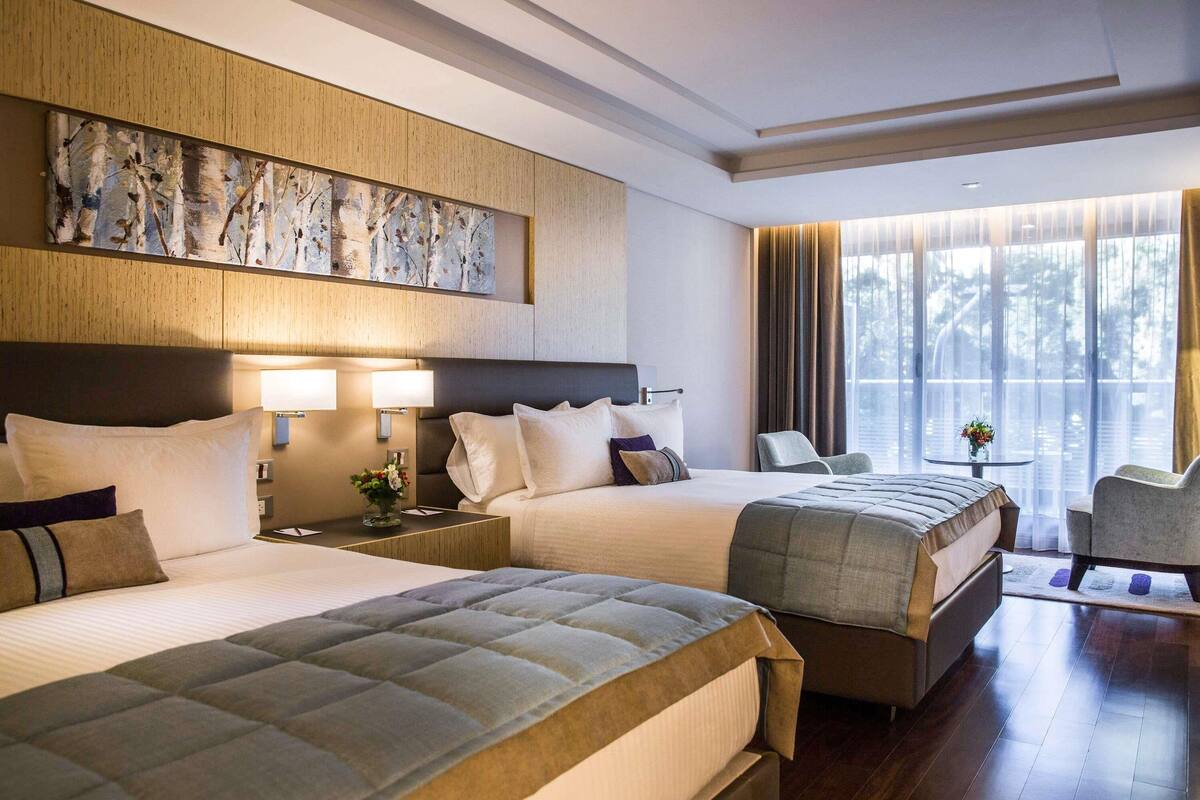 Deluxe suite, 2 tweepersoonsbedden, balkon | Lakens van Egyptisch katoen, luxe beddengoed, donsdekens, een minibar