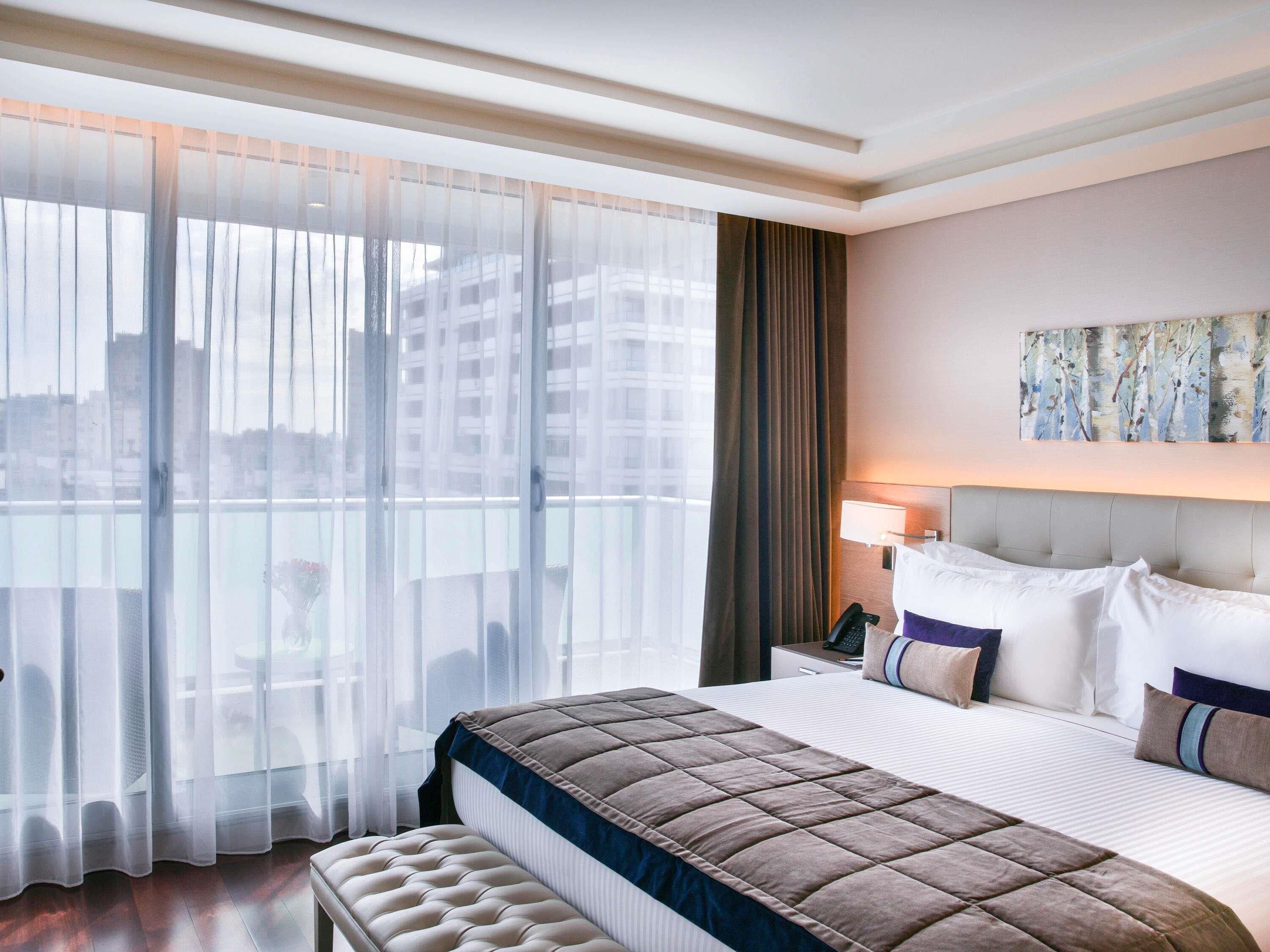 华丽客房, 1 张特大床, 阳台 | 埃及棉床单、高档床上用品、羽绒被、迷你吧