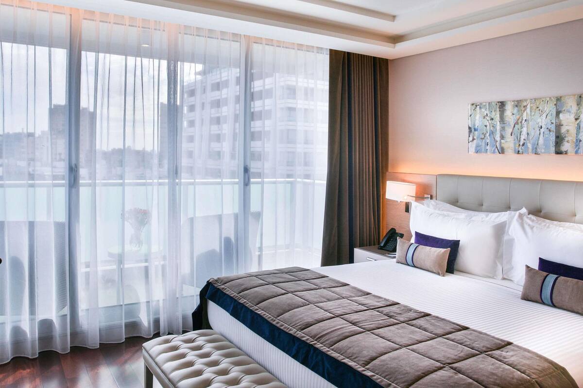 Deluxe kamer, 1 kingsize bed, balkon | Lakens van Egyptisch katoen, luxe beddengoed, donsdekens, een minibar