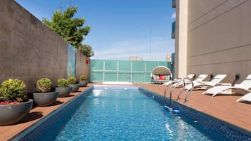 Sauna, hot tub, body treatments, aromatherapy, hot stone massages