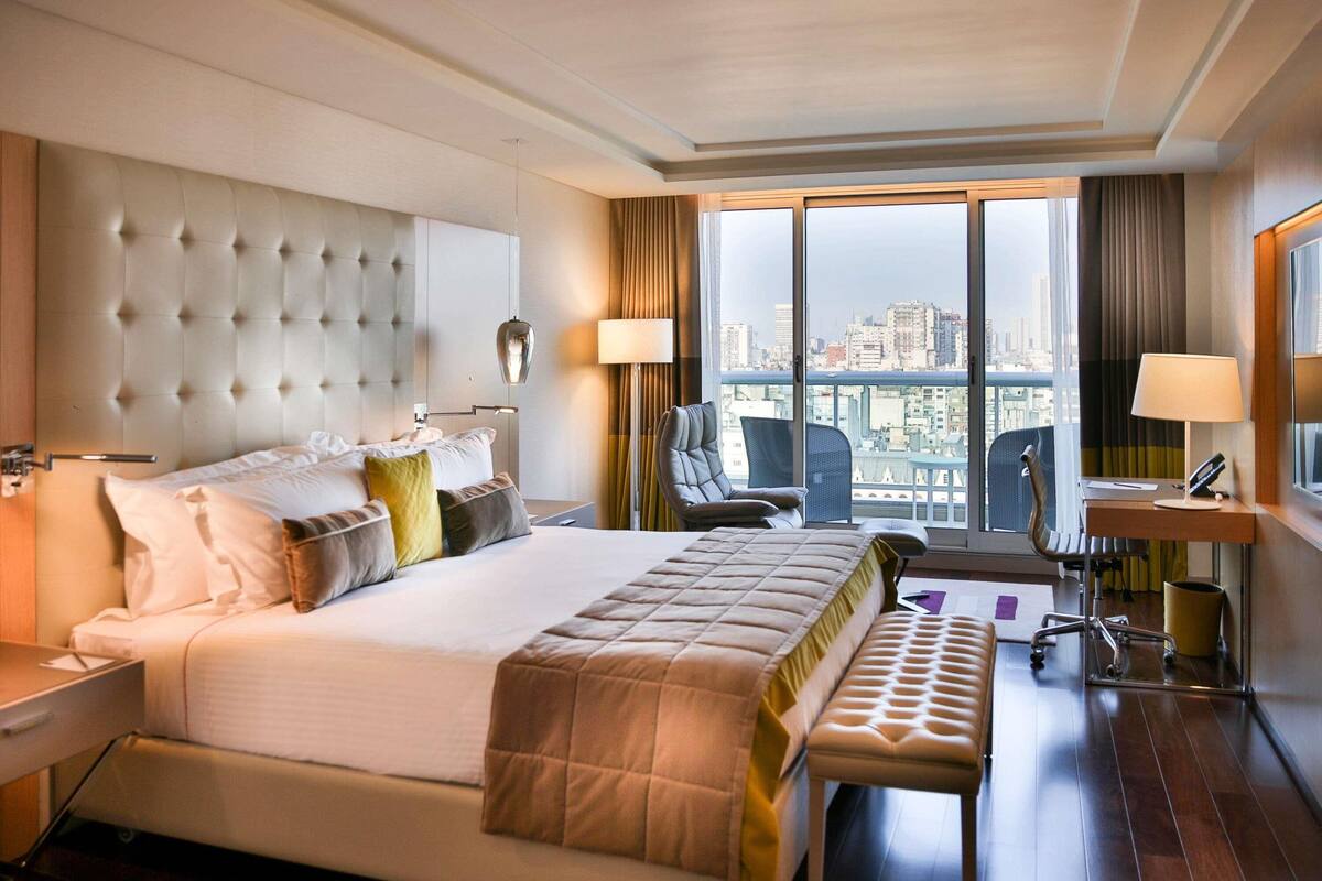 Executive suite, 1 kingsize bed, balkon | Lakens van Egyptisch katoen, luxe beddengoed, donsdekens, een minibar