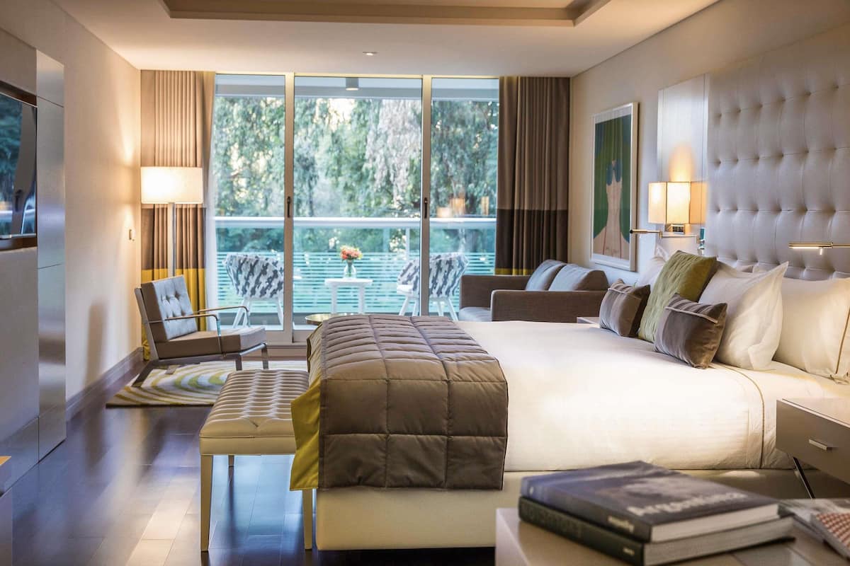 Deluxe suite, 1 kingsize bed, balkon | Lakens van Egyptisch katoen, luxe beddengoed, donsdekens, een minibar