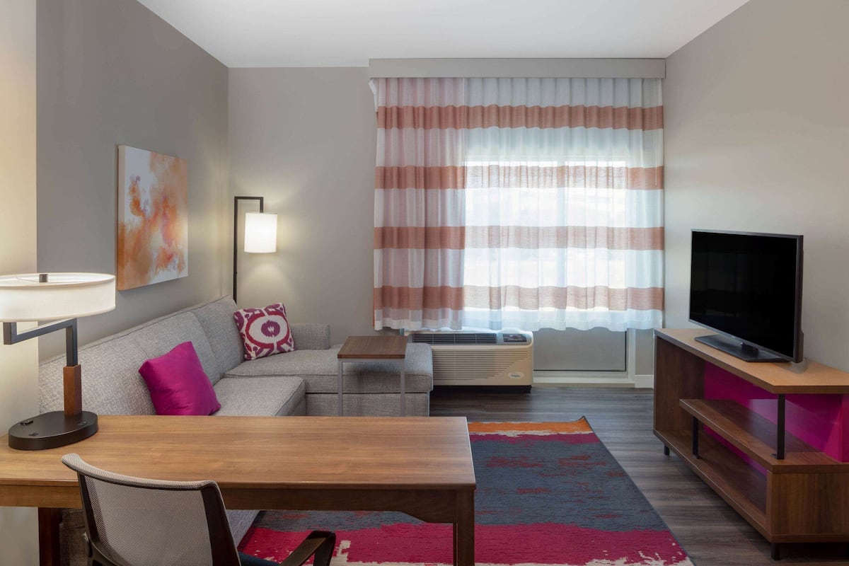 executive room, 1 king bed, non smoking | 1 bedroom, premium bedding, pillow-top beds, individually decorated