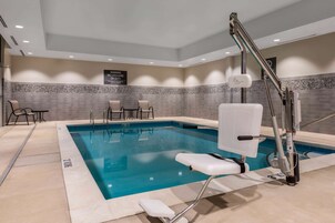 Kapalı yüzme havuzu 