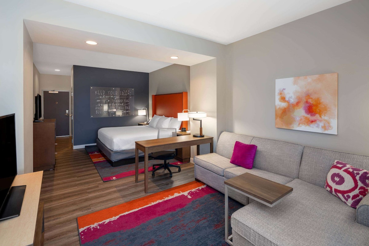 executive room, 1 king bed, non smoking | 1 bedroom, premium bedding, pillow-top beds, individually decorated