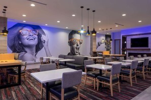 Lobby - La Quinta Inn & Suites by Wyndham Greensboro Arpt High Point (Greensboro)