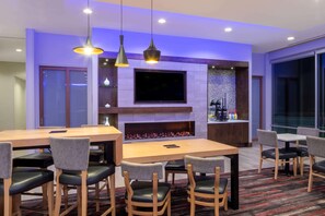 Lobby - La Quinta Inn & Suites by Wyndham Greensboro Arpt High Point (Greensboro)