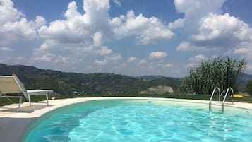 Kolam renang outdoor, dengan kursi berjemur