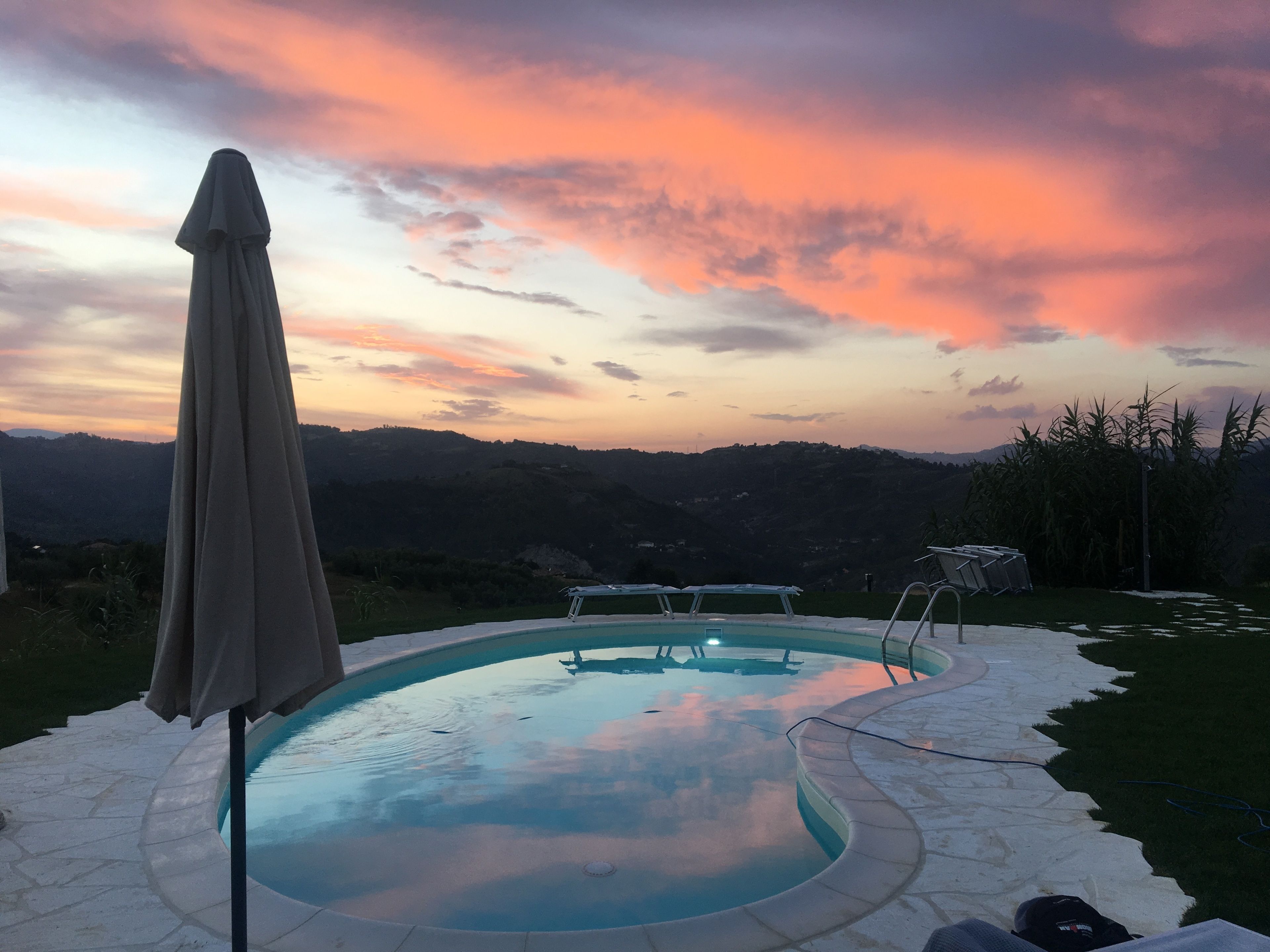 Piscine extérieure, chaises longues