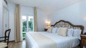 Superior tweepersoonskamer, balkon (Palacio de la Magdalena) | Een kluis op de kamer, een bureau, verduisterende gordijnen