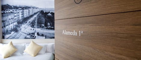 Suite (Alameda I) | Pengeskab på værelset, skrivebord, mørklægningsgardiner, lydisolering