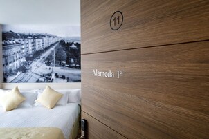 Suíte (Alameda I) | Cofres nos quartos, escrivaninha, cortinas blackout