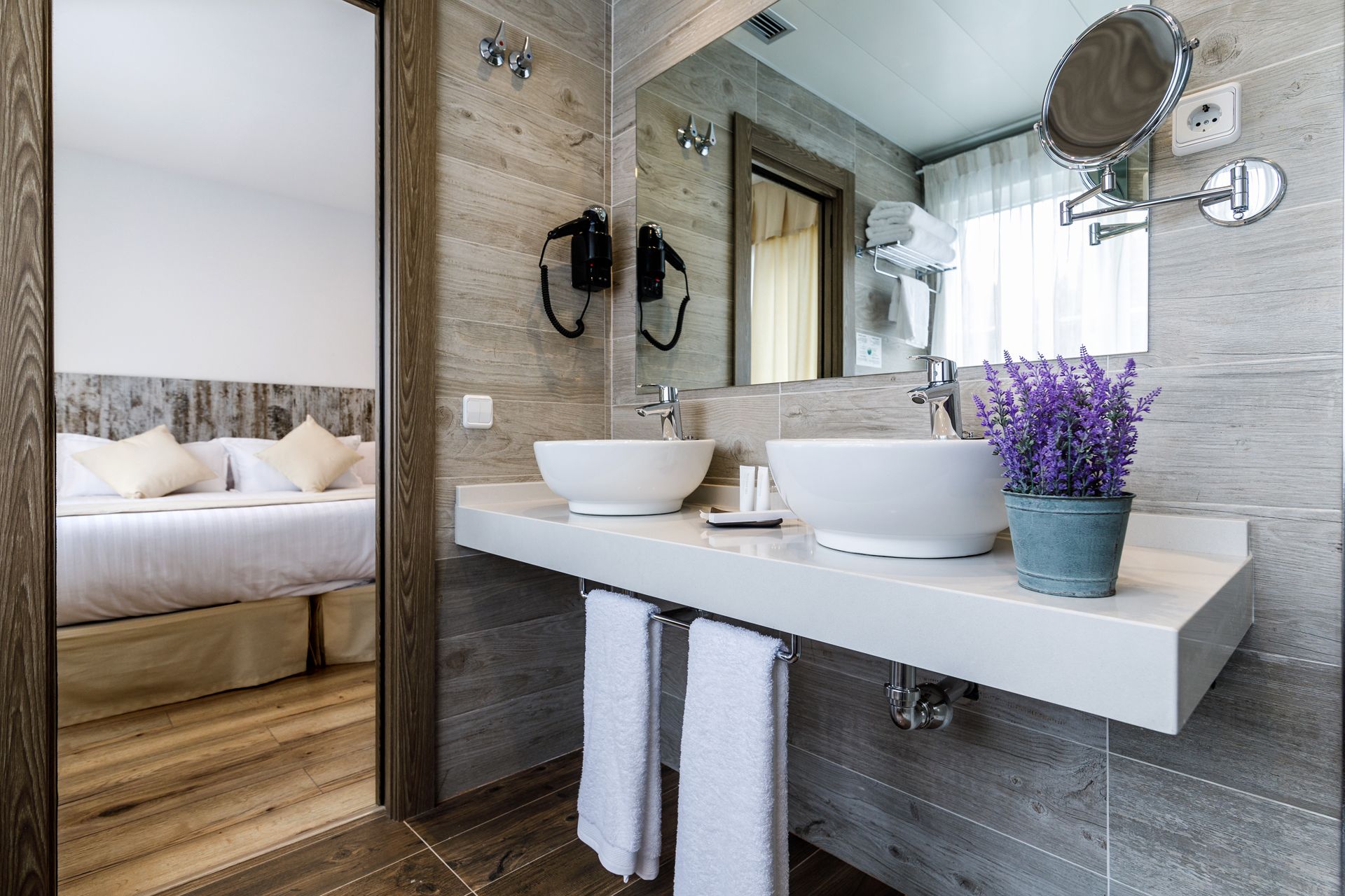 double room (alameda ii) | bathroom | free toiletries, hair dryer, towels