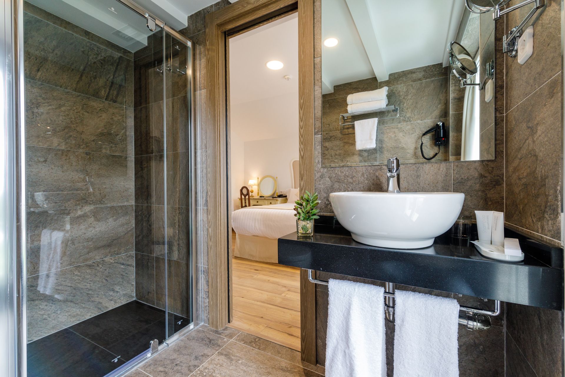 double room (campos de sport) | bathroom | free toiletries, hair dryer, towels