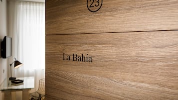 Habitación doble (La Bahía) | Caja de seguridad en la habitación, escritorio y cortinas blackout