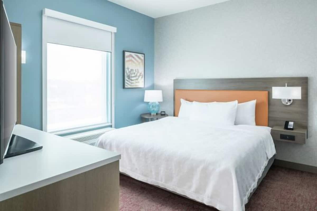 Premium bedding, desk, laptop workspace, free cots/infant beds