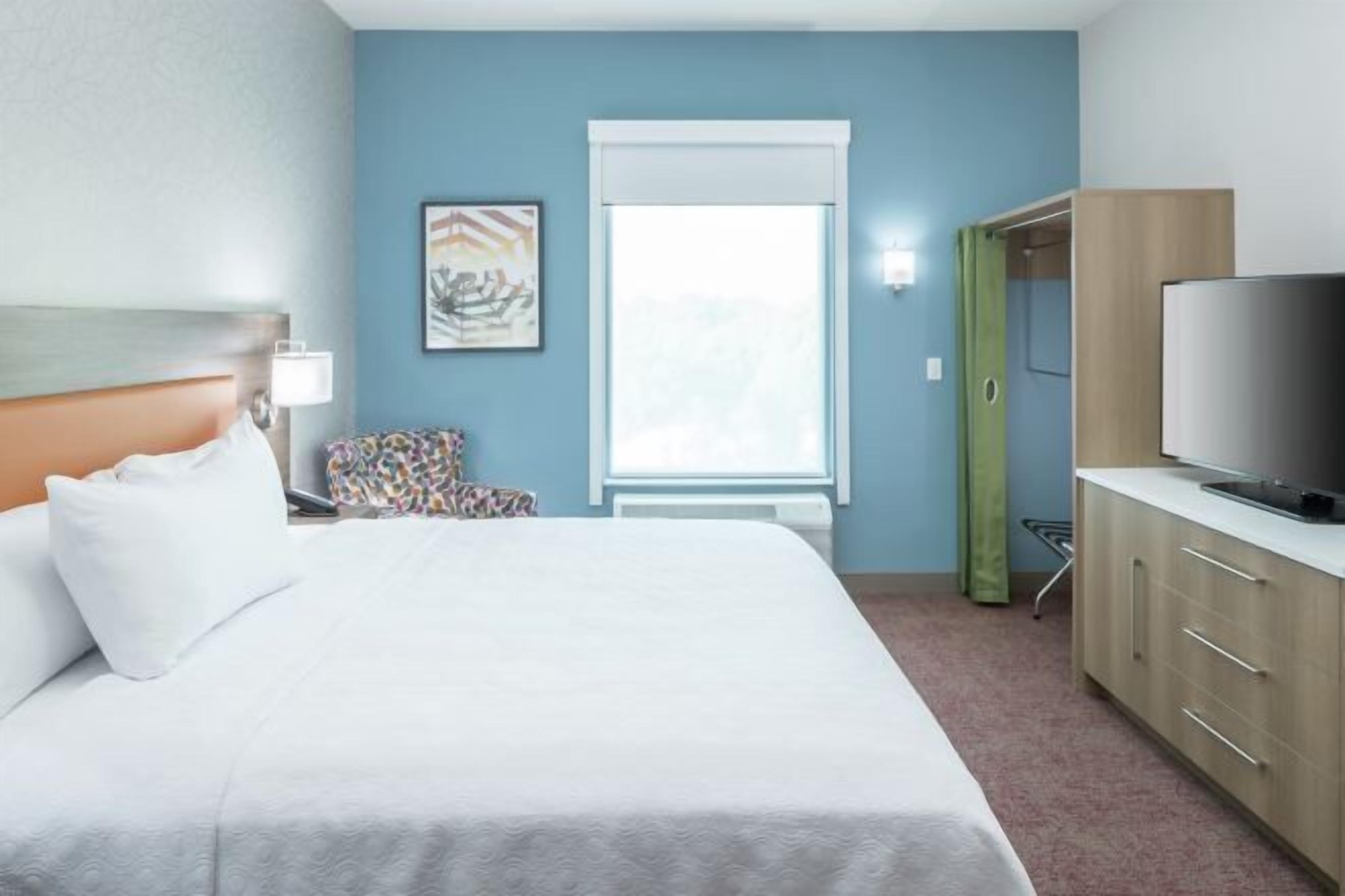 Premium bedding, desk, laptop workspace, free cots/infant beds