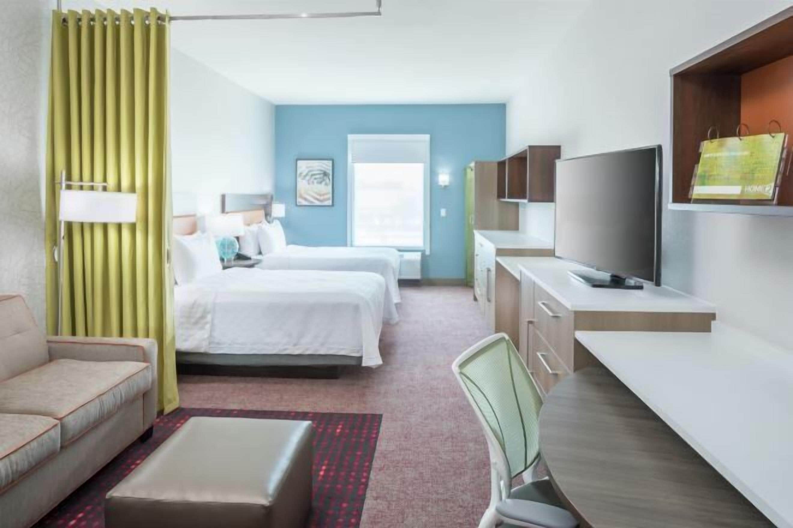 Premium bedding, desk, laptop workspace, free cots/infant beds