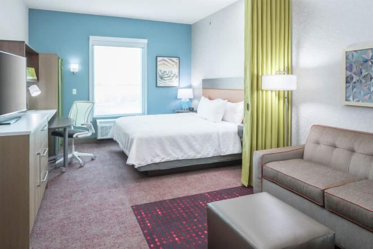 Premium bedding, desk, laptop workspace, free cots/infant beds
