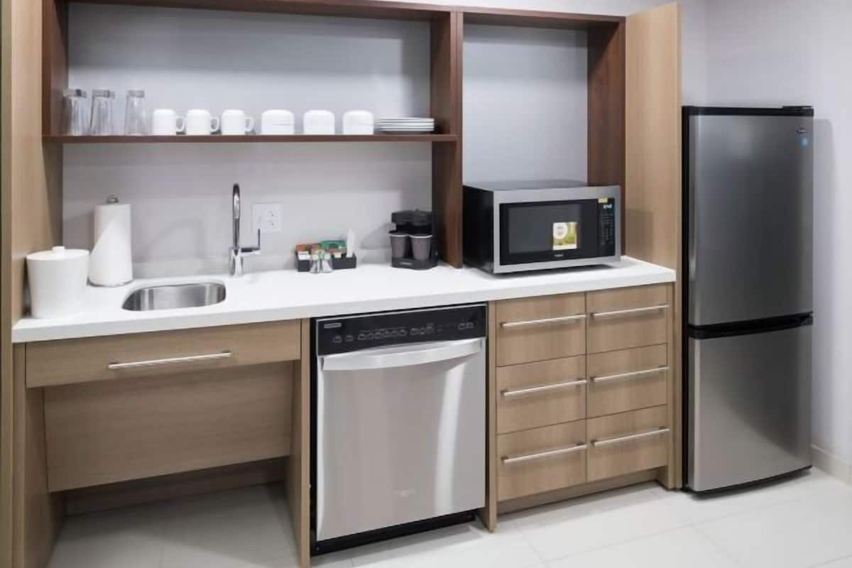 Refrigerador con freezer, microondas, lavavajillas, cafetera/tetera