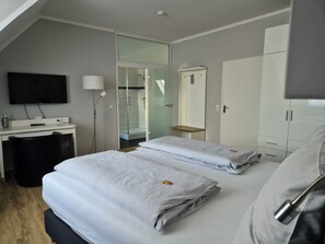 Klassieke tweepersoonskamer | Een bureau, extra bedden (toeslag), gratis wifi, beddengoed