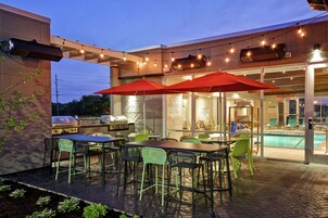 Piscina interna, funciona das 9h às 22h, espreguiçadeiras