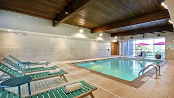 Innenpool, geöffnet von 09:00 Uhr bis 22:00 Uhr, Liegestühle