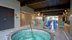 Een hottubgedeelte met een bord dat waarschuwt voor chloor.