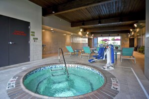 Innenpool, geöffnet von 09:00 Uhr bis 22:00 Uhr, Liegestühle