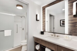 Đồ dùng nhà tắm miễn phí, máy sấy tóc, khăn tắm