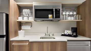 Refrigerador con freezer, microondas, lavavajillas, cafetera/tetera