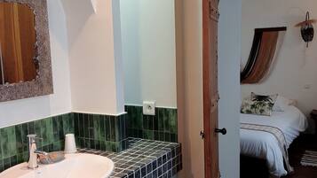 BALI | Salle de bain | Douche, articles de toilette gratuits, sèche-cheveux