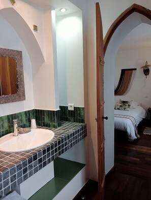 BALI | 浴室 | 淋浴设施、免费洗浴用��品、吹风机、毛巾