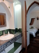 BALI | Baño | Ducha, artículos de higiene personal gratuitos y secador de pelo