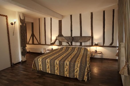AFRIQUE | Decoración personalizada, muebles diferentes y escritorio . Hôtel L'Astrolabe